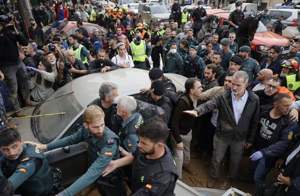 Valencia: vecinos de Paiporta lanzaron barro a los reyes y al presidente de España tras la devastación de la&nbsp;DANA